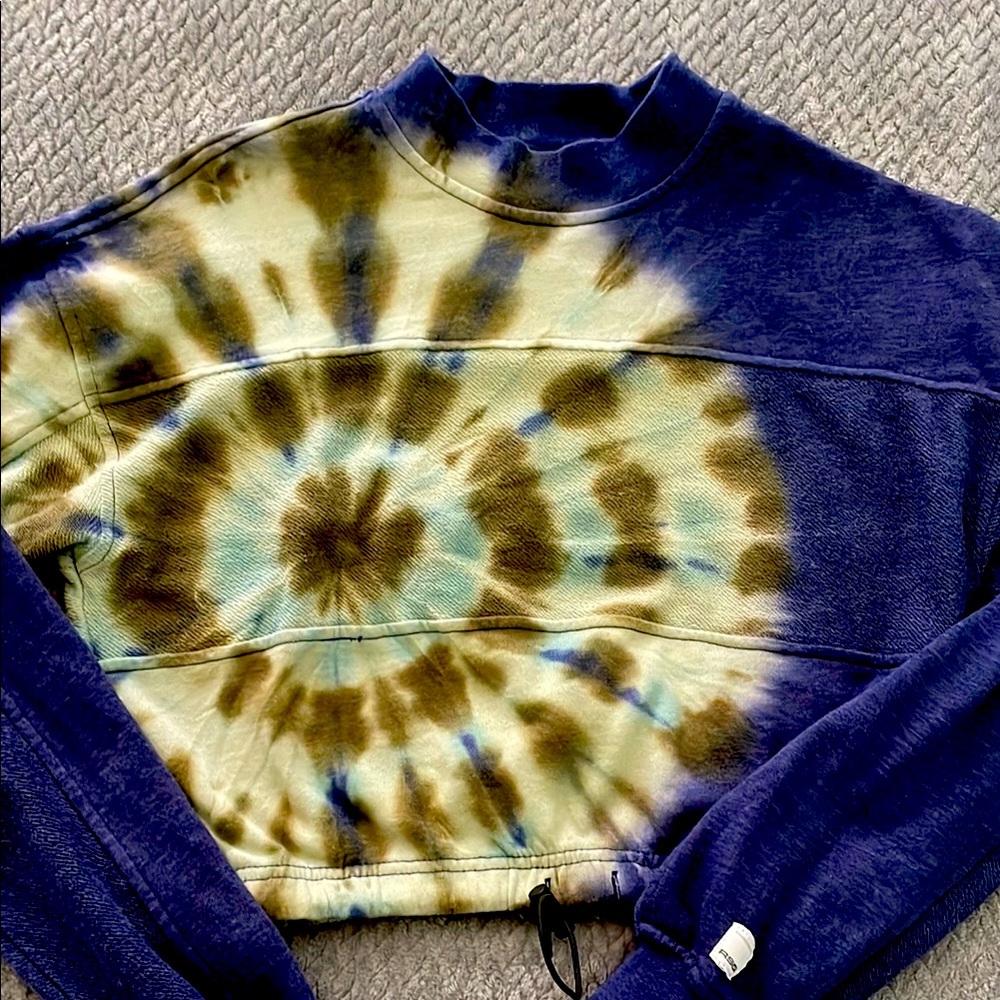 Tie-Dye Long Sleeve Crop Top